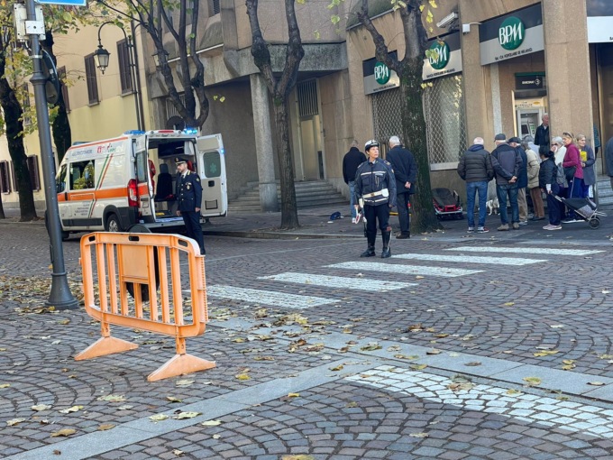 Cade in piazza, grave un anziano