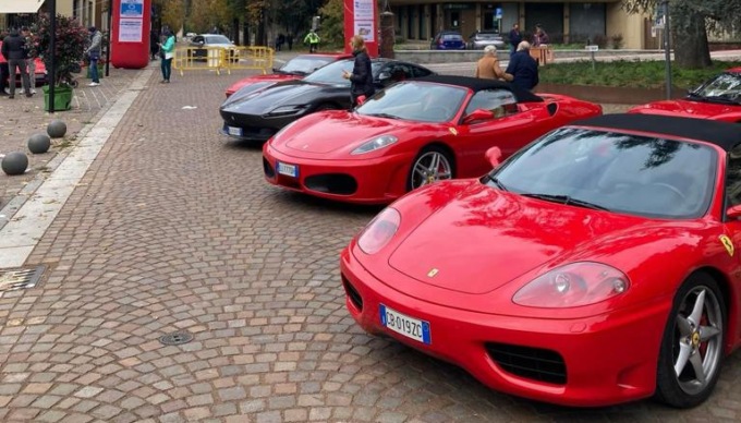 Festa d’autunno e del cioccolato, oggi pomeriggio a Merate il raduno d’auto d’epoca Ferrari