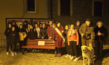 Colle Brianza, inaugurata la panchina rossa per dire "no" alla violenza sulle donne