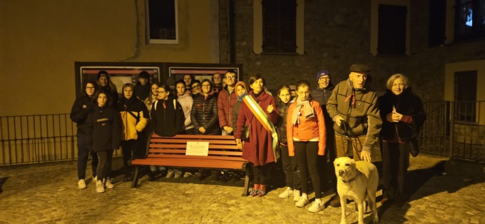 Colle Brianza, inaugurata la panchina rossa per dire “no” alla violenza sulle donne