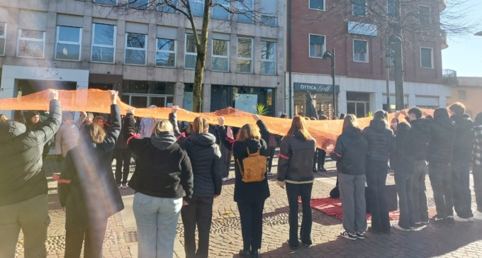 Merate, in tantissimi al Flash Mob per dire “basta” alla violenza sulle donne