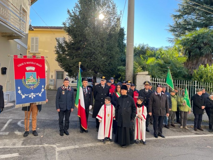 Davanti al Monumento dei Caduti di via San Michele