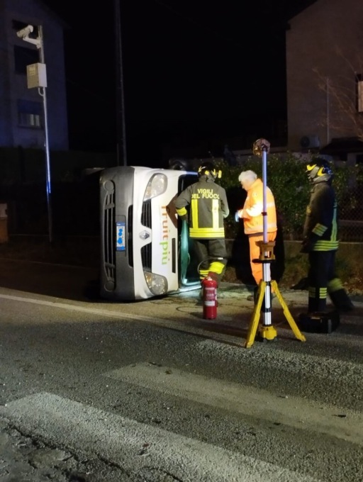 Scontro fa due auto, cinque persone coinvolte