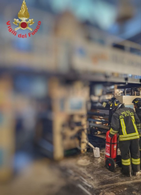 Incendio in azienda, due feriti e 50 operai evacuati