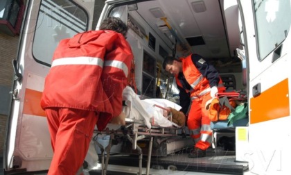 Colpito da un albero caduto: 53enne muore in moto