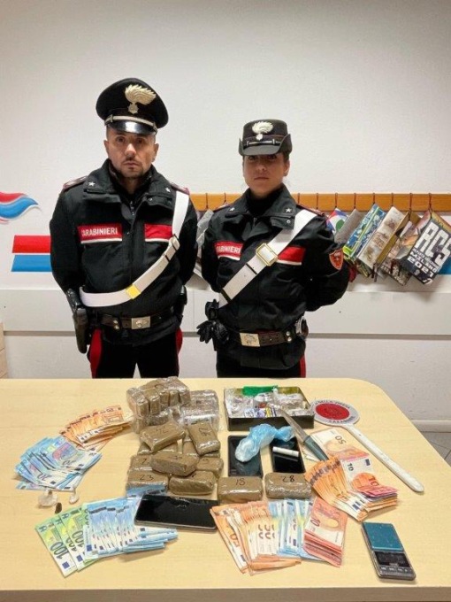 Trasforma la sua casa in una centrale dello spaccio: arrestato 45enne, denunciata anche la moglie