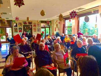 Villa dei Cedri, gli anziani incontrano gli alunni per Natale