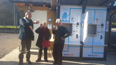 Un brindisi per la nuova casetta dell’acqua di Calco