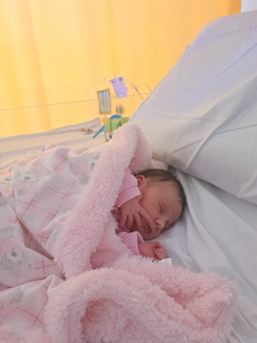 La bimba arriva prima del previsto e nasce in casa