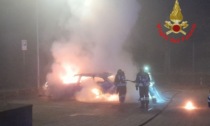 Incendio nella notte, coinvolta un'autovettura - IL VIDEO