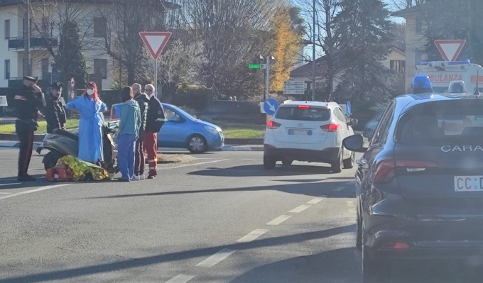 Cade dallo scooter, 81enne soccorso a Robbiate