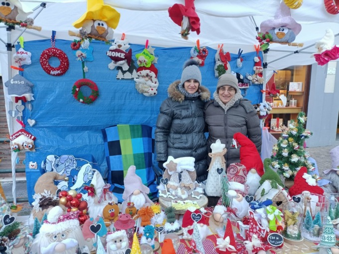 Olginate entra nell’atmosfera natalizia con i mercatini e i canti degli alunni della Carducci