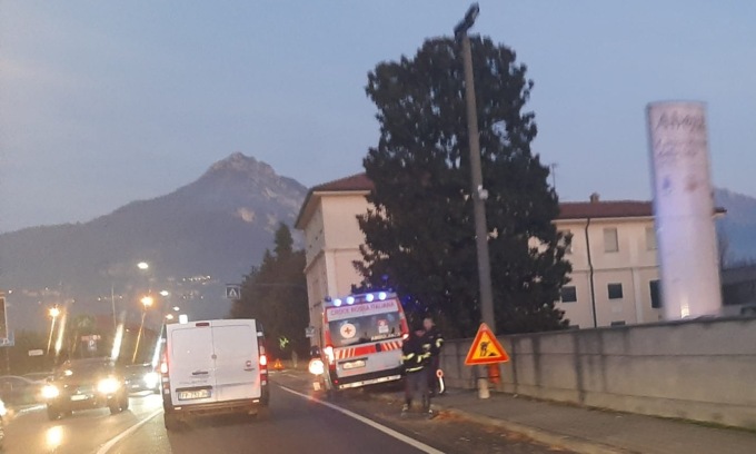 Schianto in moto, 25enne in codizioni serie: in tilt il traffico verso Lecco