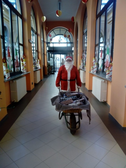 Babbo Natale porta i doni agli ospiti della casa di riposo