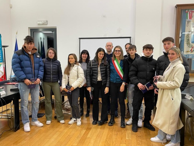 Consegnata la Costituzione ai diciottenni di Cassago