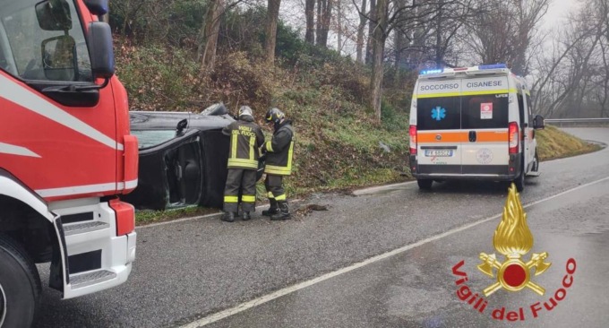 Auto ribaltata, intervengono i Vigili del fuoco