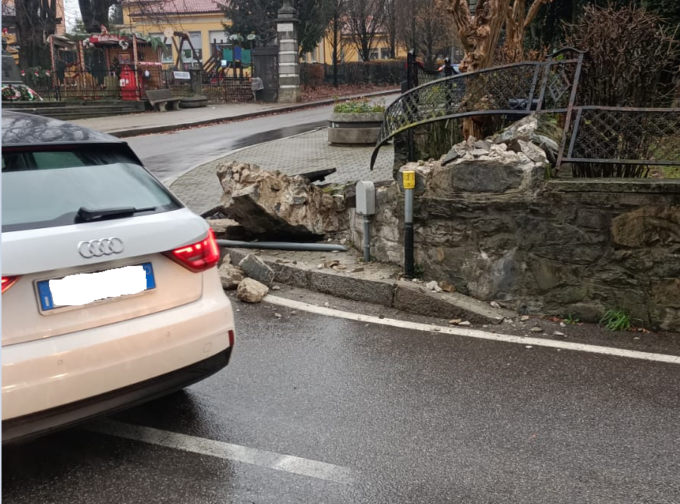 Olgiate: muro abbattuto da un camion “ingannato” dal navigatore