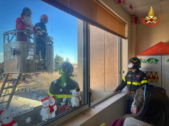 Merate: Vigili del fuoco visitano i bimbi in pediatria