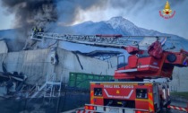 Maxi  incendio in Alto Lago: fiamme sotto controllo ma il fumo ha invaso il cielo