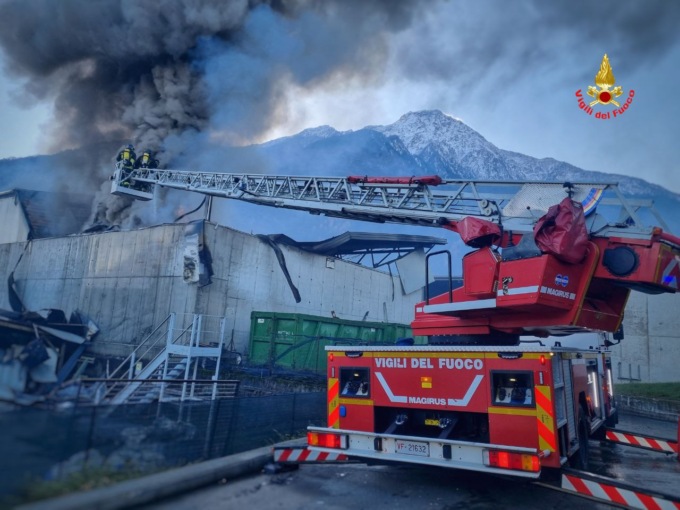 Maxi  incendio in Alto Lago: fiamme sotto controllo ma il fumo ha invaso il cielo
