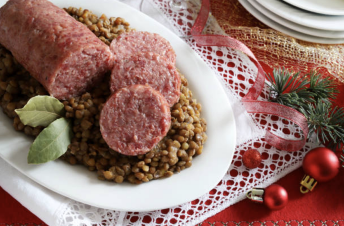 Dai cotechini ai salumi di produzione propria, tutte le carni per le feste