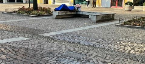 Dorme da mesi in piazza Prinetti