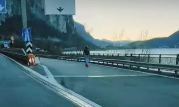 Viabilità folle, in monopattino sulla Statale 36