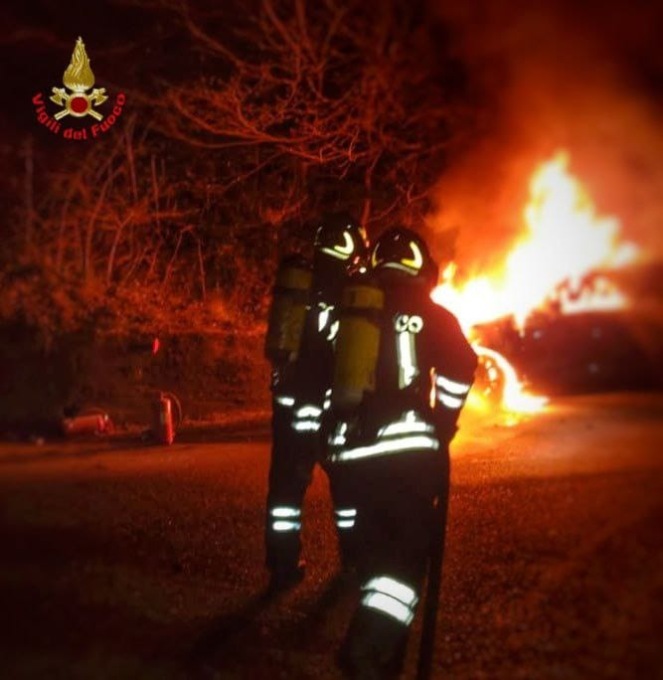 Auto in fiamme dopo lo schianto contro un muretto