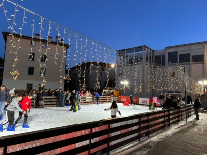 Tanti accessi e la pista di pattinaggio in piazza a Merate prolunga l’apertura
