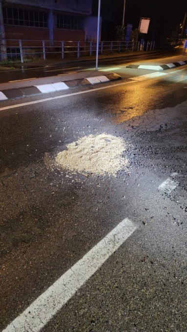 Si apre una buca, il sindaco la tappa… con il pellet