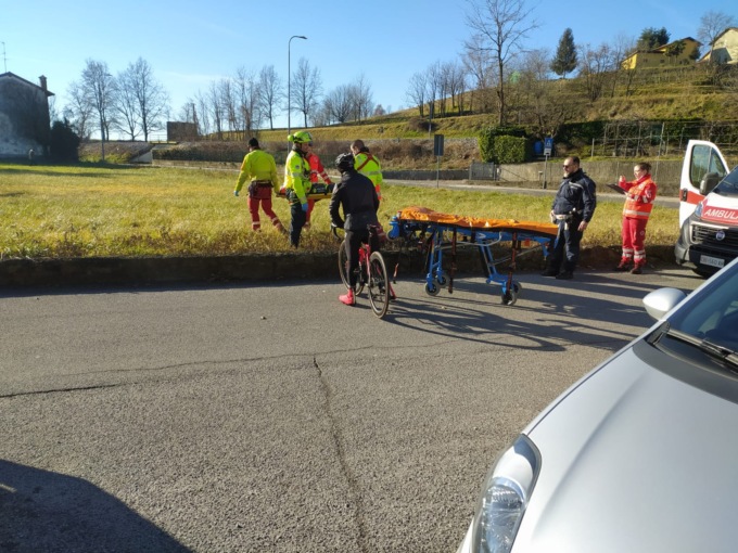 Paura per un ciclista caduto, arriva l’elisoccorso