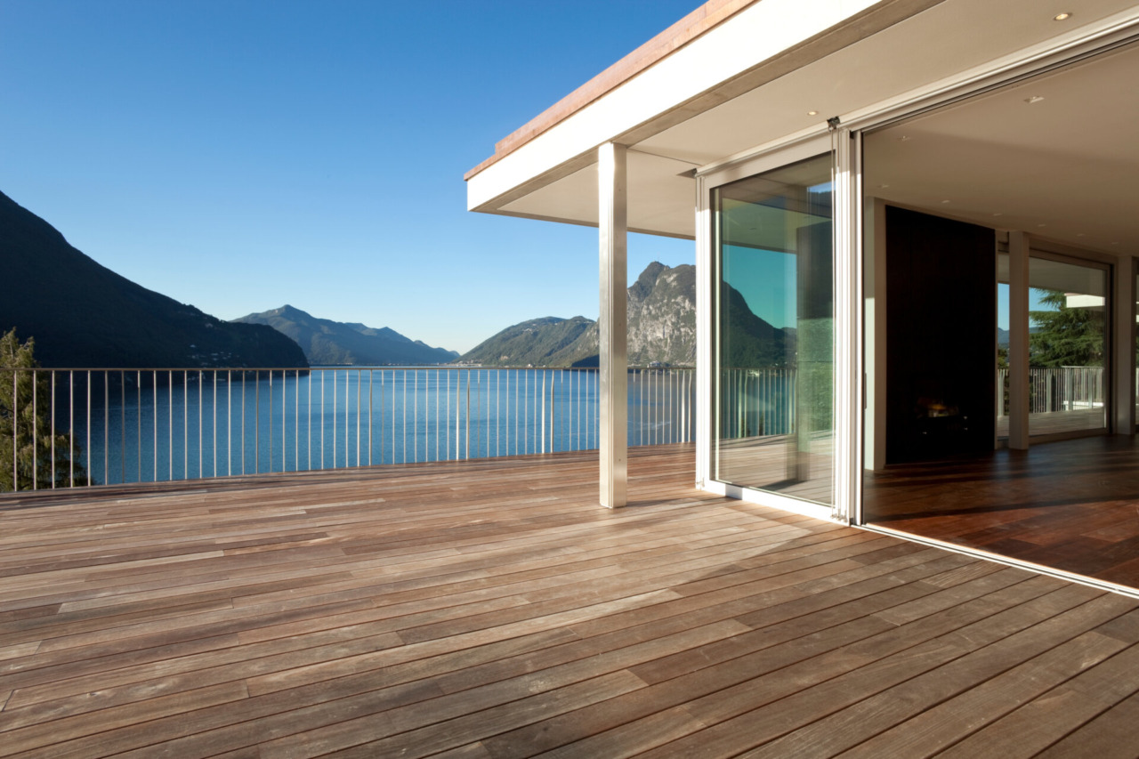 Dal terrazzo alla piscina: come si progettano spazi pensati per fermarsi davvero