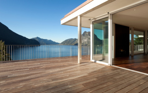 Dal terrazzo alla piscina: come si progettano spazi pensati per fermarsi davvero