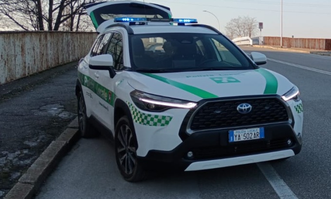 Ubriaco al volante semina il panico e viene inseguito dalla Polizia locale