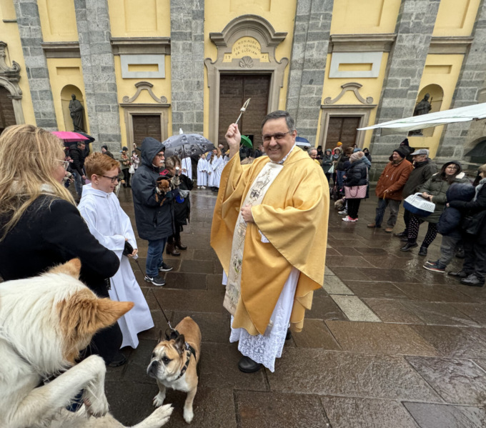 In tanti in piazza a Santa Maria Hoè per la benedizione degli animali