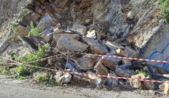Torre de Busi, chiusa via Montegrappa a causa di una frana in frazione Sogno