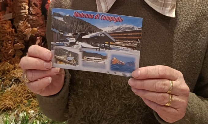Riceve una cartolina da Madonna di Campiglio… ma è stata spedita 18 mesi fa