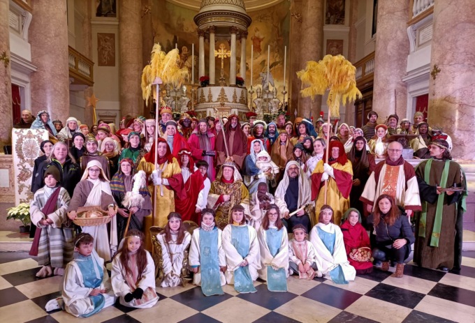 La pioggia non ferma il Corteo storico della Valle San Martino: oltre 5000 persone per le vie di Calolzio