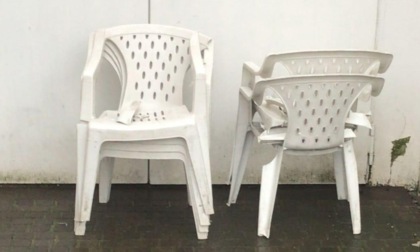Pro Loco Merate, vandali distruggono le sedie di plastica della pista di pattinaggio