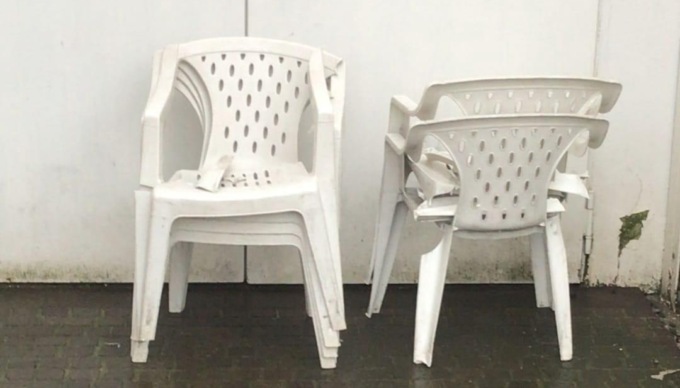 Pro Loco Merate, vandali distruggono le sedie di plastica della pista di pattinaggio