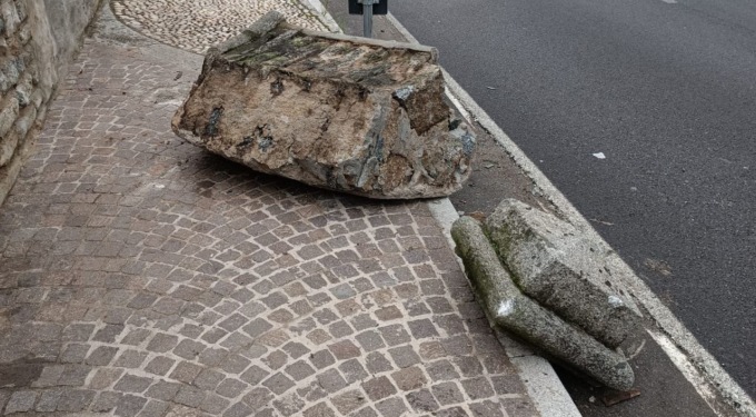 Scalinata della Madonna del Bosco, un’auto finisce contro la colonna d’ingresso
