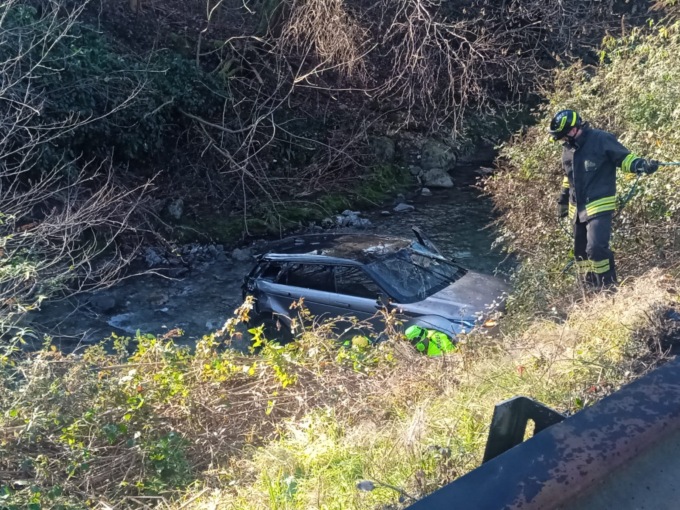 Incidente con auto nel torrente, due persone coinvolte
