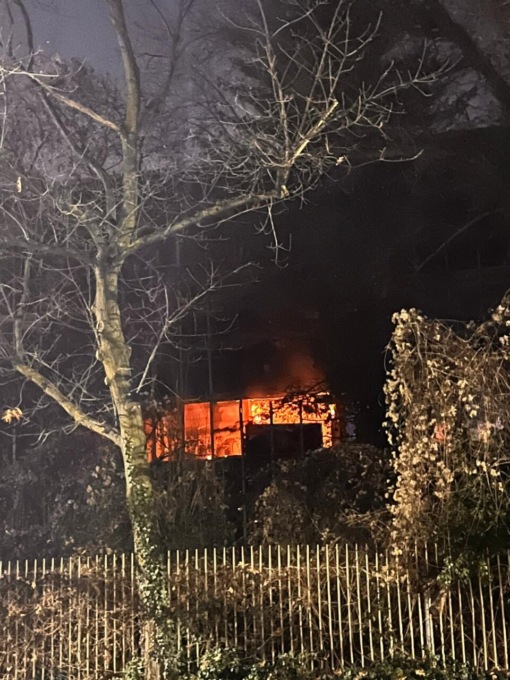 Incendio a Carnate: a fuoco una palazzina abbandonata