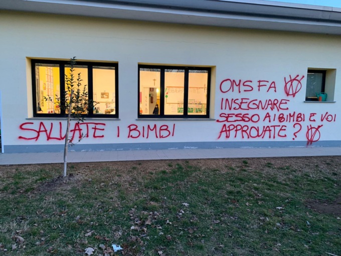 Delirio no vax, imbrattati nella notte i muri dell’asilo