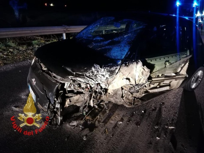 Scontro frontale, due feriti liberati dai rottami dai Vigili del Fuoco