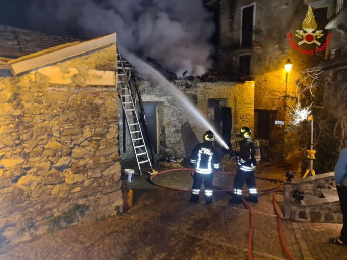 Incendio nella notte: edificio in fiamme