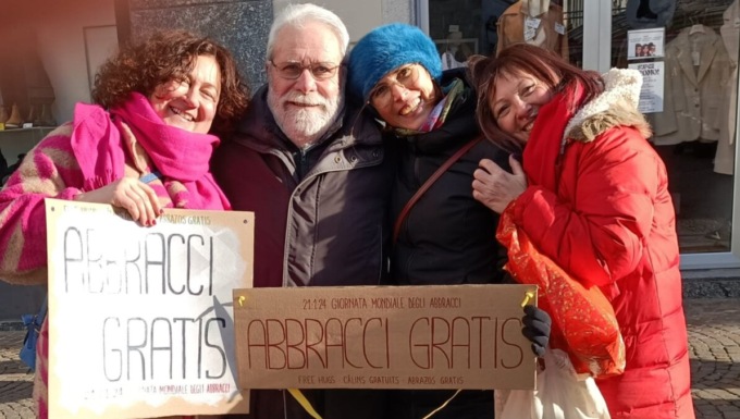 Abbracci gratis nella giornata mondiale dedicata a questo gesto