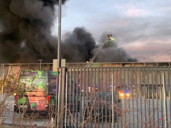 Incendio in azienda, colonna di fumo visibile a distanza di chilometri
