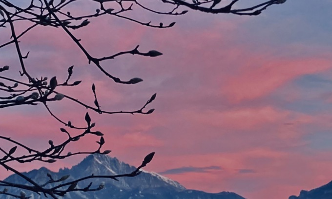 Alba di fuoco nei cieli meratesi