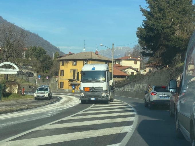 Sostanza oleosa sulla strada, viabilità in tilt